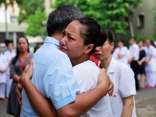 Nghen ngao giay phut chia tay Giao su Nguyen Anh Tri hinh anh