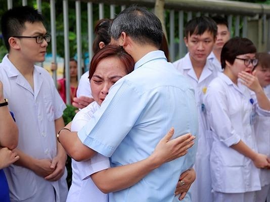 Bac si Nguyen Anh Tri ve huu, ca benh vien nghen ngao quyen luyen hinh anh