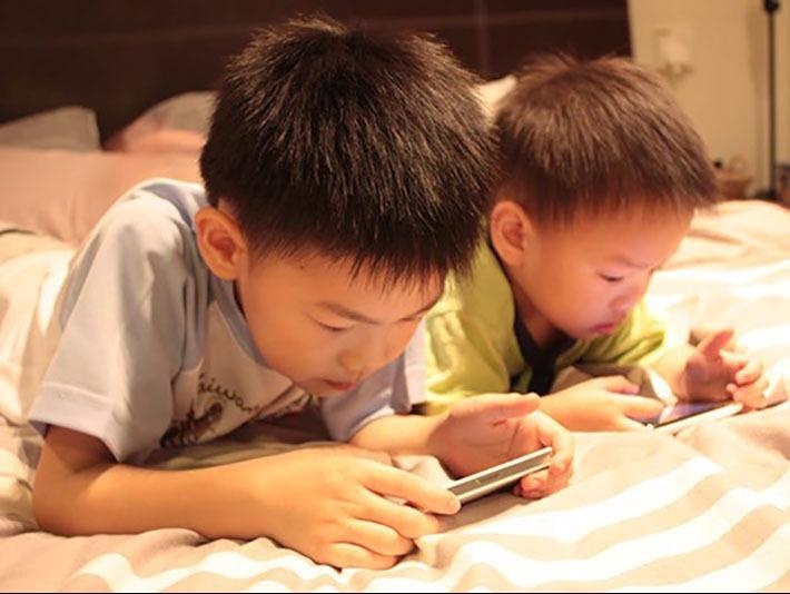 Tre em bao nhieu tuoi khong duoc dung smartphone? hinh anh