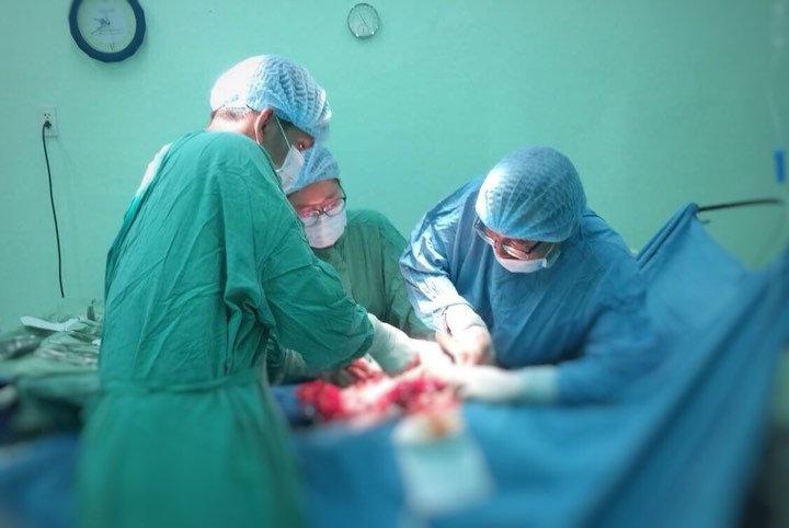 Cat bo khoi u nang 6 kg anh 1