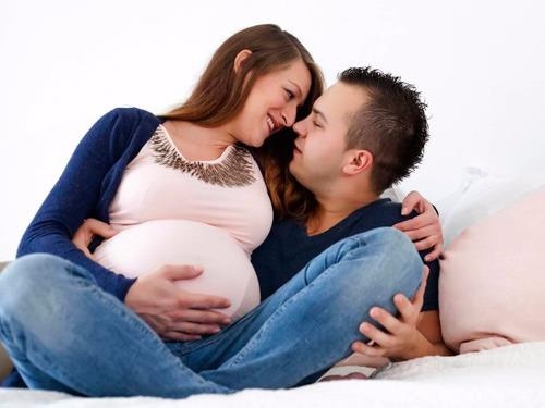 Lam tuong pho bien ve 'chuyen yeu' khi mang thai hinh anh