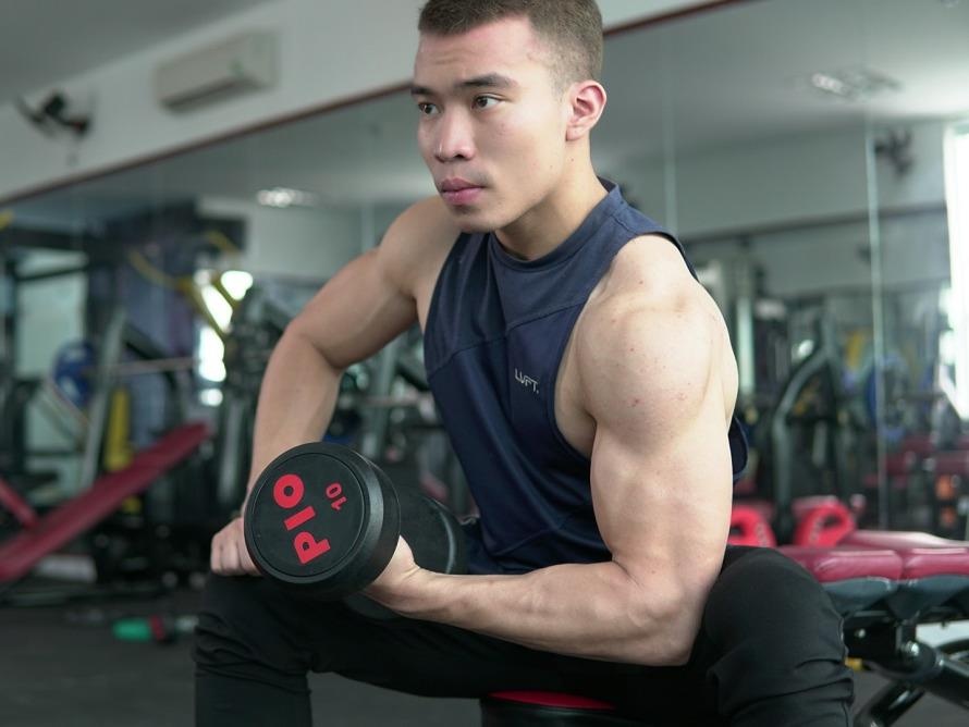 Tu chang trai 'co huong' den HLV so huu co bung 6 mui hinh anh