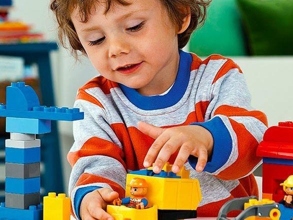 Cach lua chon do choi giup tre phat trien nao bo hinh anh