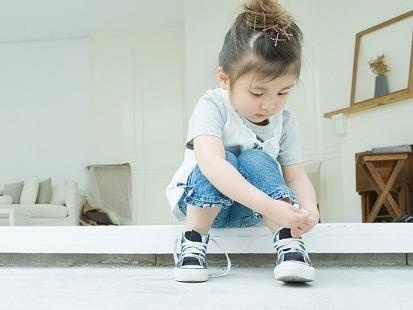 Cach chon giay an toan cho be tap di hinh anh