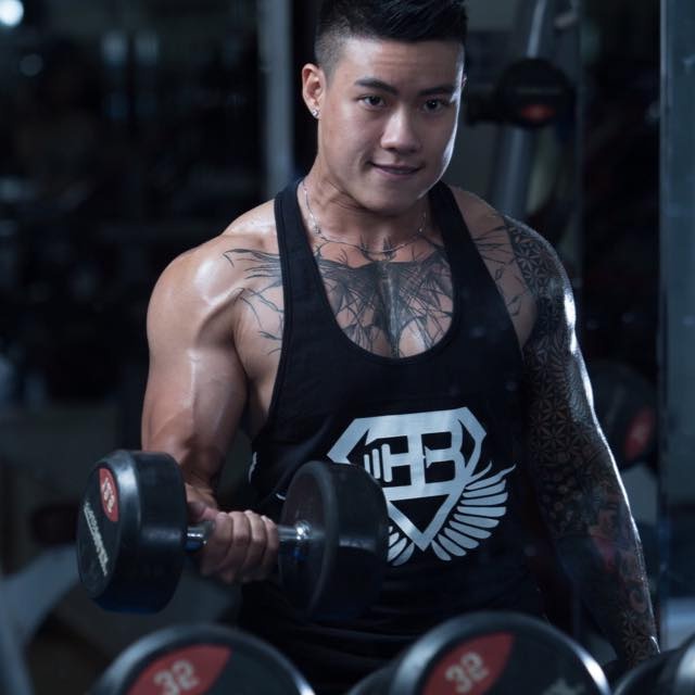 Nam vận động viên chuyển giới khoe cơ bắp ảnh 1 Nam van dong vien chuyen gioi khoe co bap anh 1