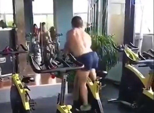 Chàng trai đạp xe uốn éo ảnh 1 Chang trai dap xe uon eo anh 1