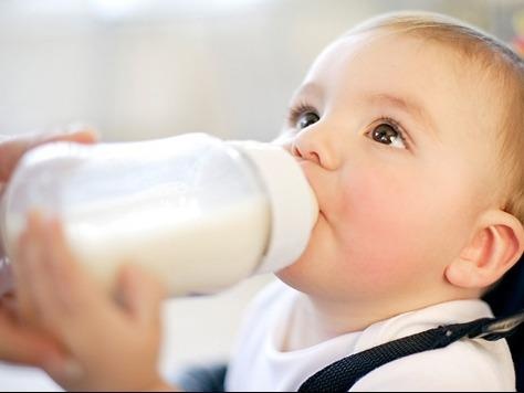 Quan niem chua dung ve sua cua cha me co the lam tre cham phat trien hinh anh