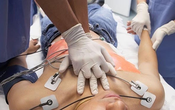 Nhập viện vì xem bóng đá ảnh 1 Nhap vien vi xem bong da anh 1