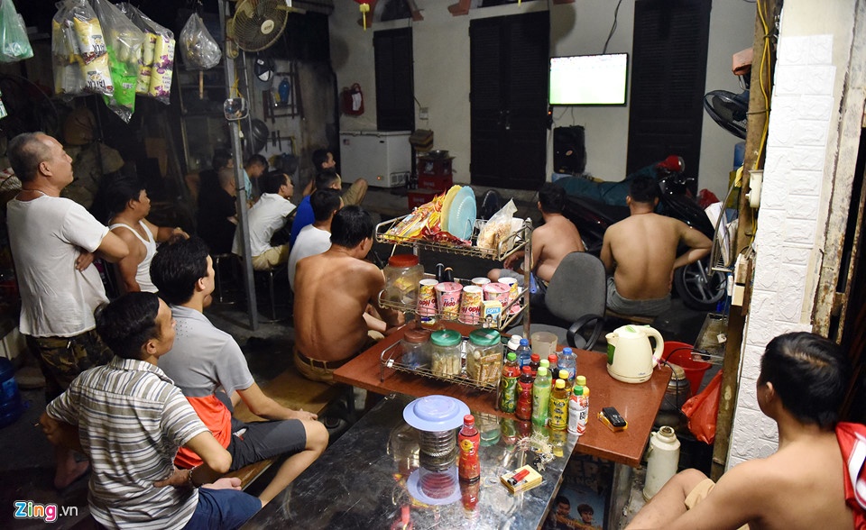 Thuc khuya xem bong da World Cup anh 1