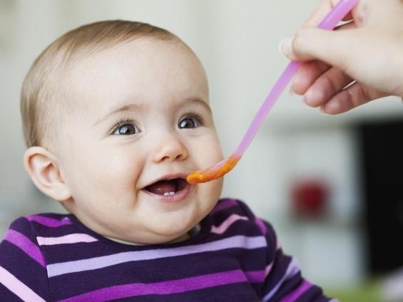 Cach nem gia vi cho be theo tung do tuoi hinh anh