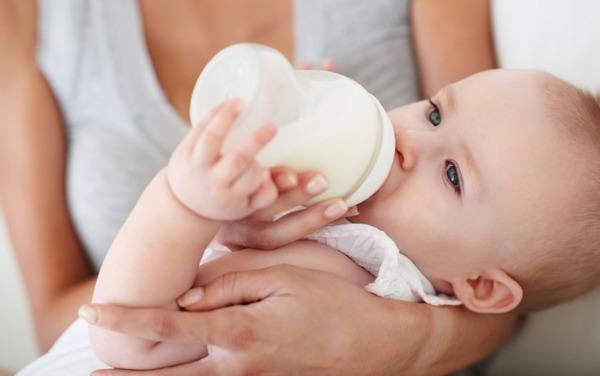 Pha sua cong thuc voi sua tuoi giup tre tang truong tot hon? hinh anh