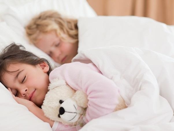 Muon phat trien chieu cao tot, be nen ngu the nao? hinh anh