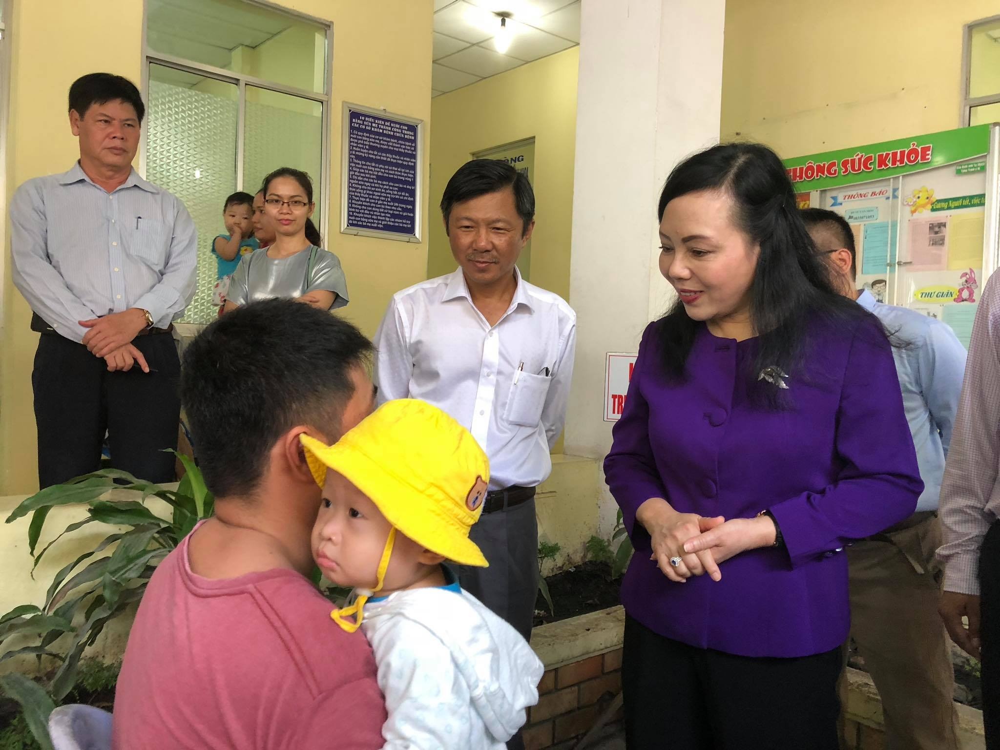 Bo truong Y te yeu cau chuyen benh nhan nhe xuong tuyen duoi hinh anh