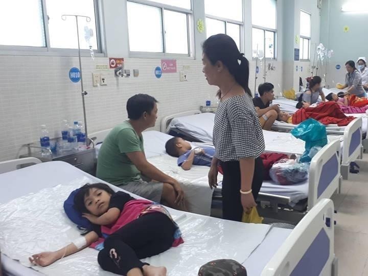 An banh mi cha bong, gan 30 tre ngo doc nhap vien o Sai Gon hinh anh