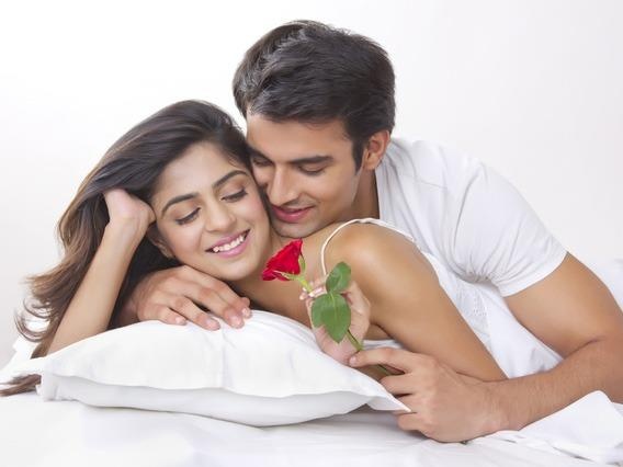 Muon di tieu khi dang lam 'chuyen ay' hinh anh