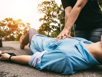 Nhung sai lam khi so cuu nan nhan tai nan giao thong hinh anh