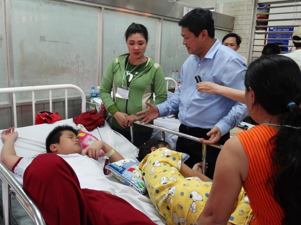 Vu sap gian giao tai truong tieu hoc: Nhieu hoc sinh da duoc xuat vien hinh anh