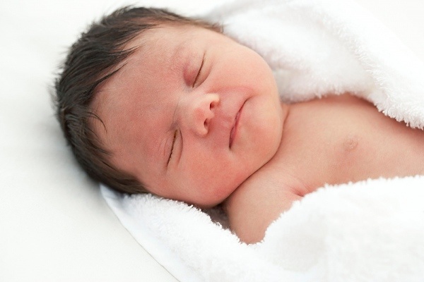 người lớn hôn trẻ nhỏ ảnh 1 nguoi lon hon tre nho anh 1