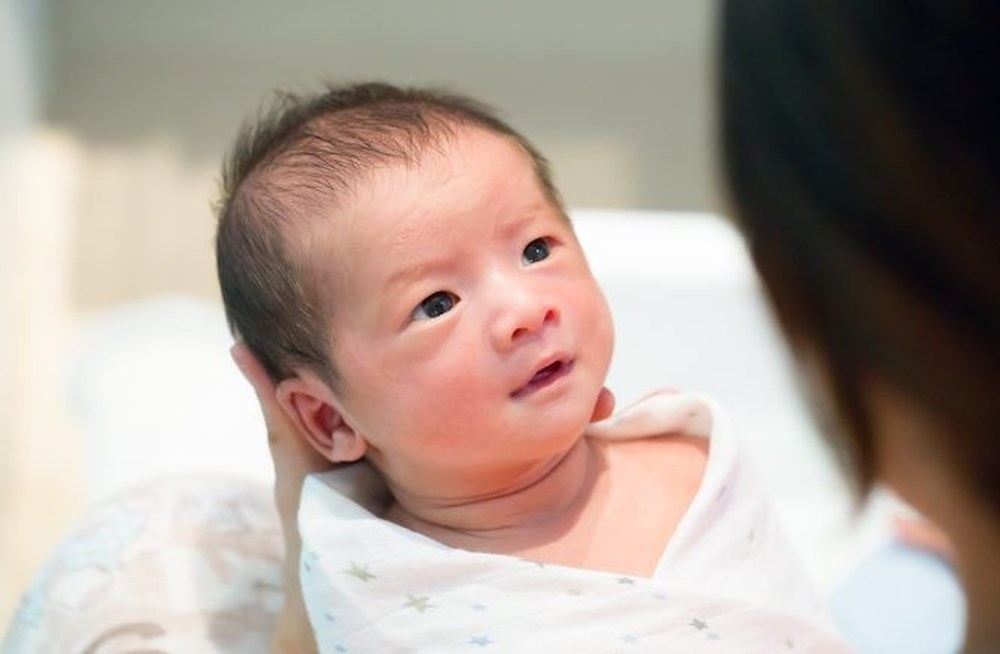 người lớn hôn trẻ nhỏ ảnh 4 nguoi lon hon tre nho anh 4