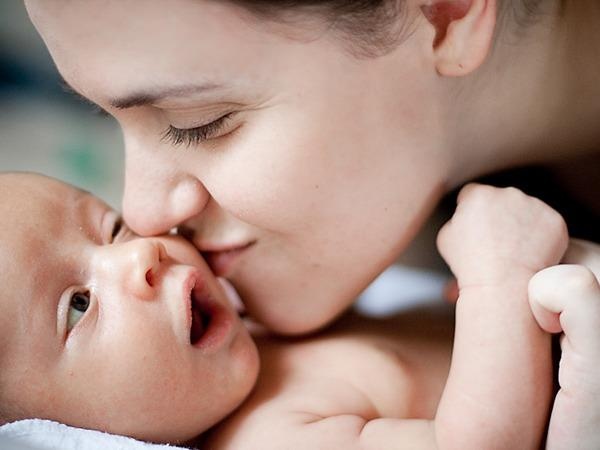 Hiem hoa dang sau nu hon cua nguoi lon voi tre nho hinh anh