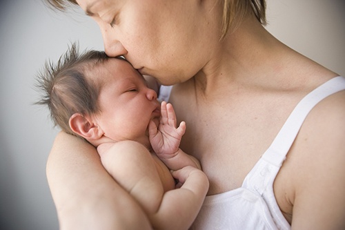 người lớn hôn trẻ nhỏ ảnh 6 nguoi lon hon tre nho anh 6