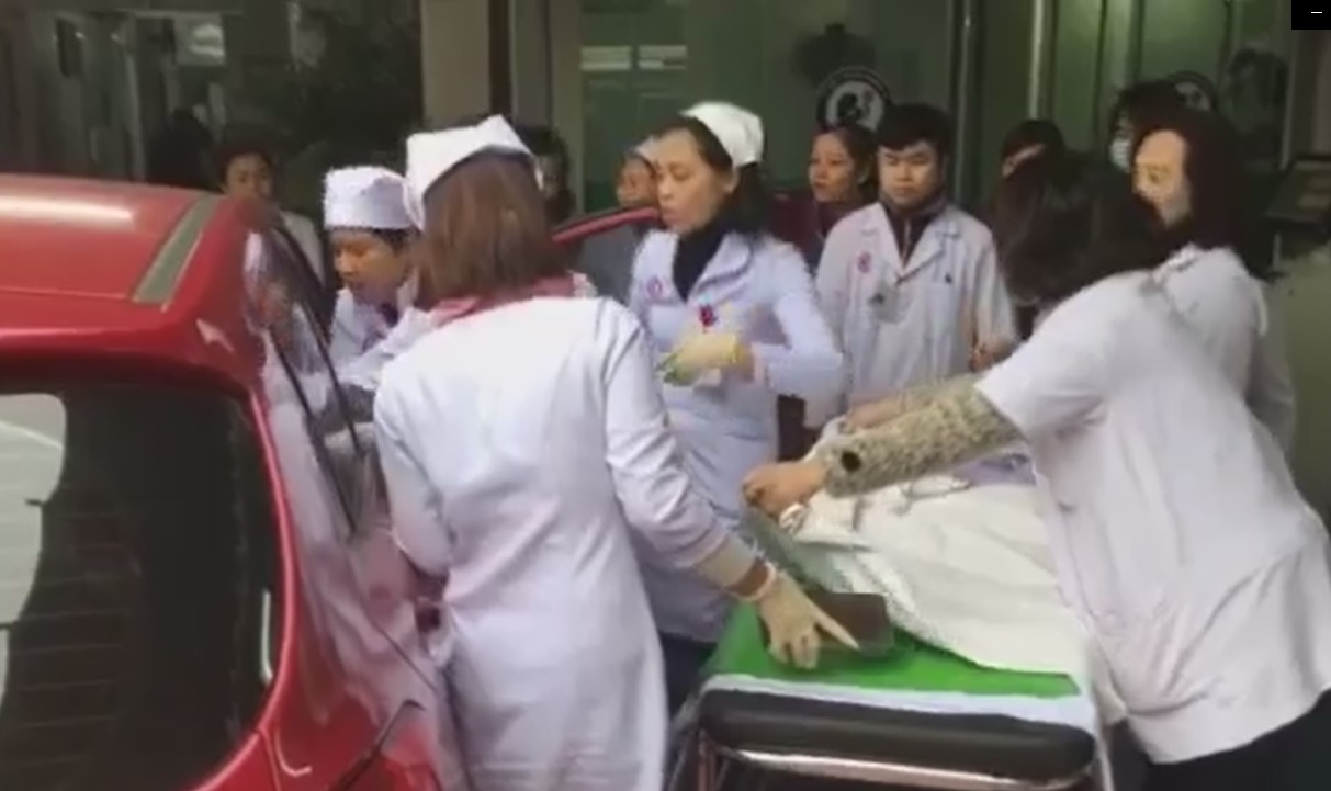 san phu de roi tren oto anh 1