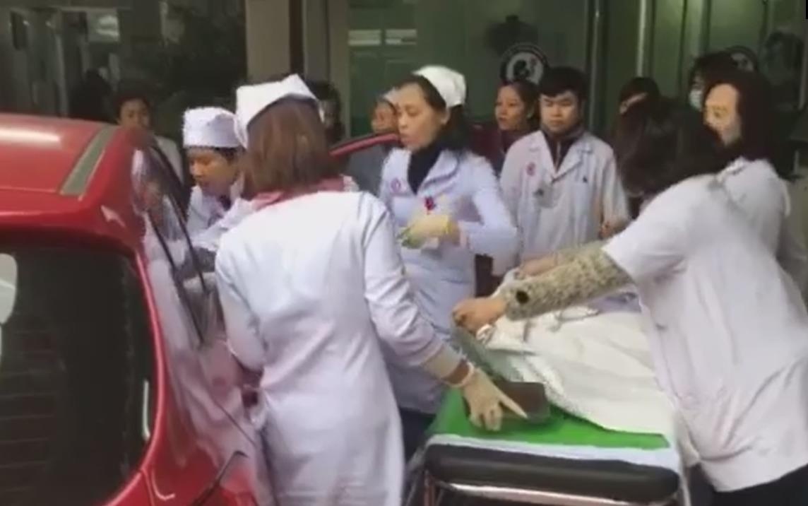 San phu de roi con tren oto hinh anh