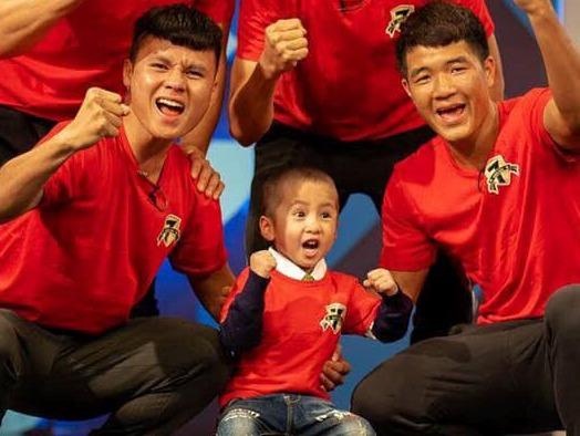 Cuoc chien cua cau be 4 tuoi ung thu nao duoc da bong cung Quang Hai hinh anh