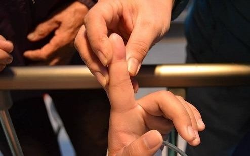 Be gai suyt mat mang chi mot phut sau khi bi kien can hinh anh