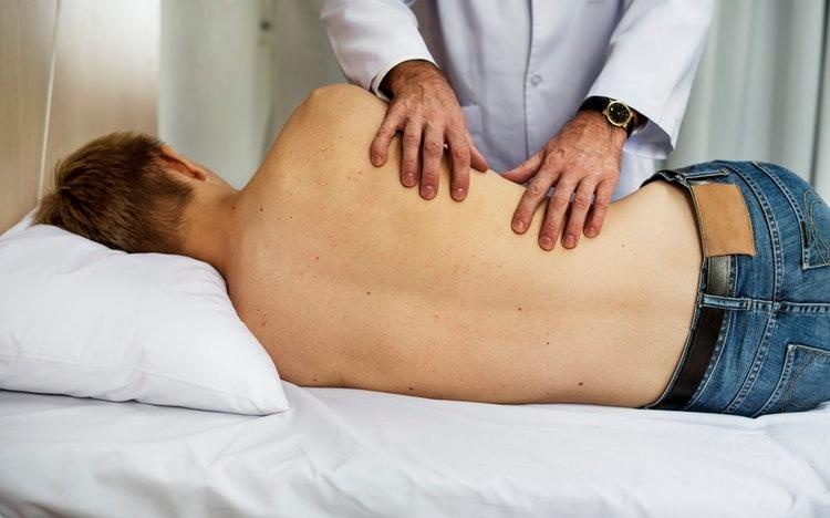 Lung xuat hien khoi ap xe sau khi tiem, cham cuu tai nha thay lang hinh anh