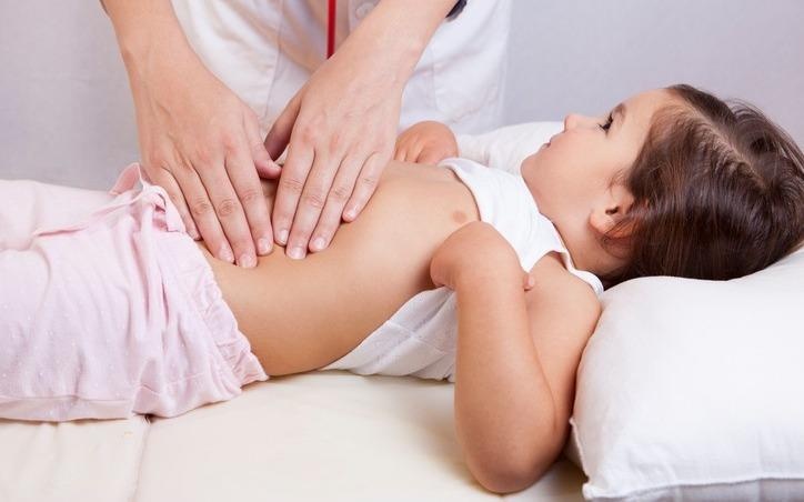 Viec can lam ngay khi con ngo doc thuc pham hinh anh