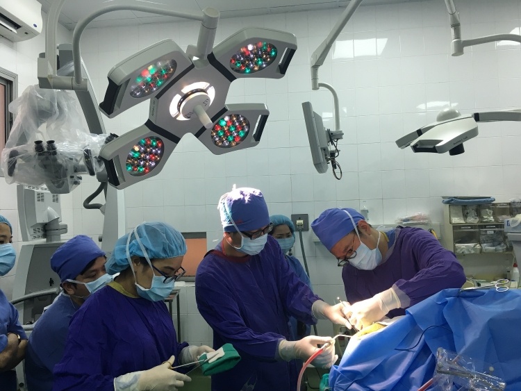 Bệnh nhân vừa phẫu thuật vừa hát ảnh 1 Benh nhan vua phau thuat vua hat anh 1