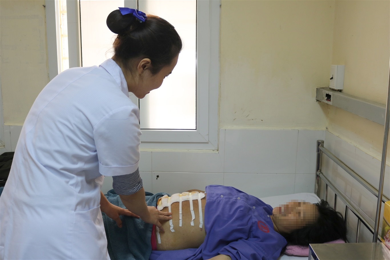 Thai nhi lot tay ra ngoai anh 1