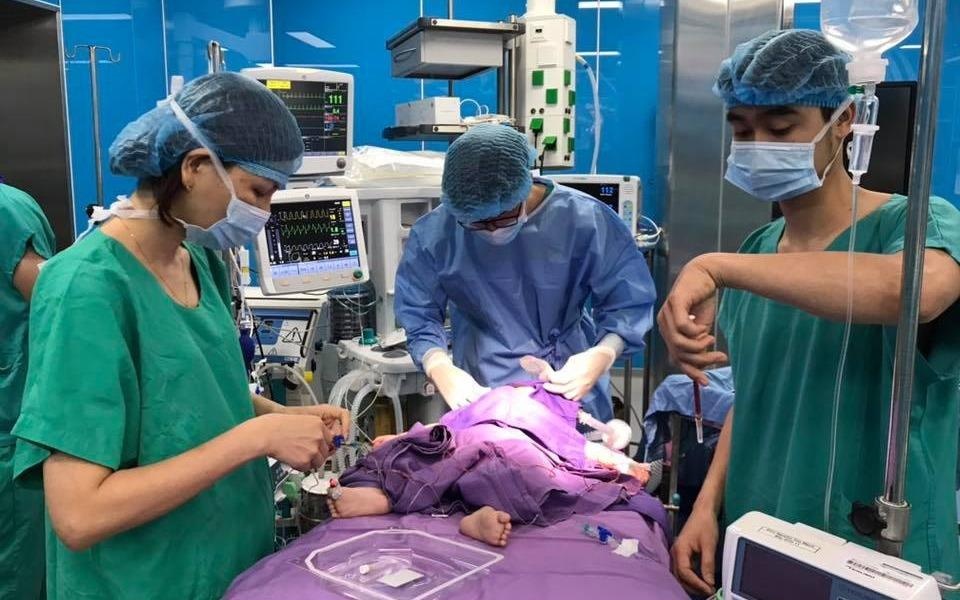 Mot ngay, phau thuat thanh cong cho 5 tre bi tim bam sinh hinh anh