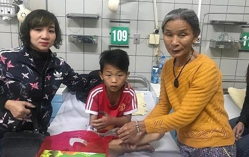 Be trai bi ran ho mang can hoai tu ngon tay khi dang bat cua cung bo hinh anh