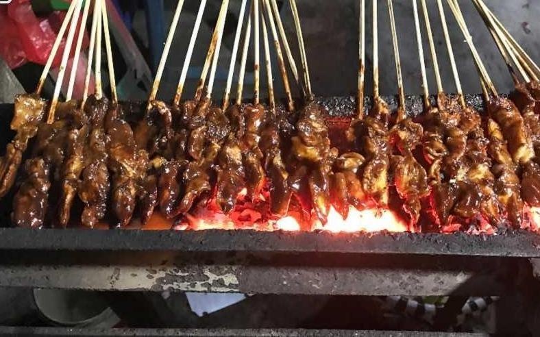 Suyt chet vi ngo doc sau khi an do xien que nuong hinh anh