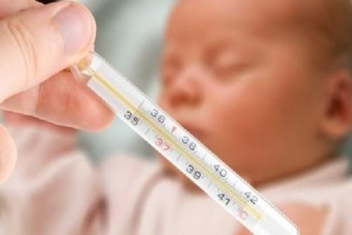 Be trai suyt mat mang vi bu nuoc dien giai khong dung cach hinh anh