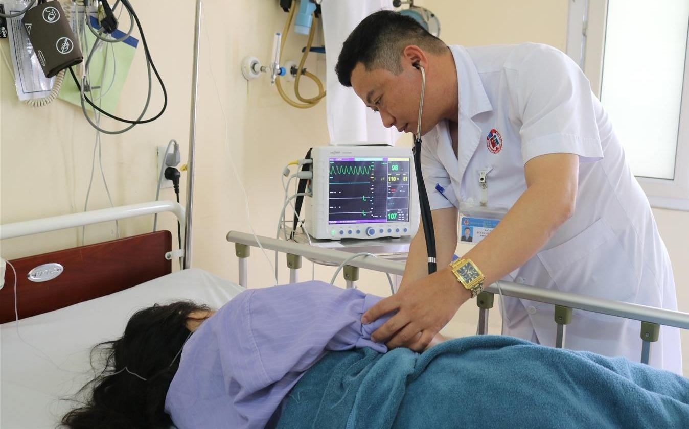 Nguoi phu nu suyt mat mang vi an trung kien hinh anh
