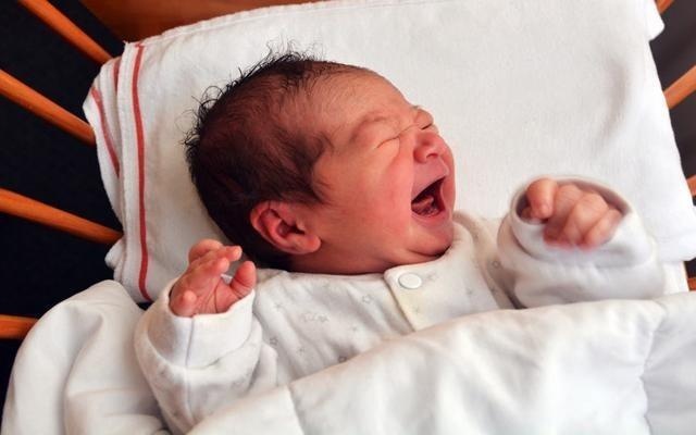 Be 11 thang tuoi tu vong do bao mau de len nguoi ep ngu hinh anh