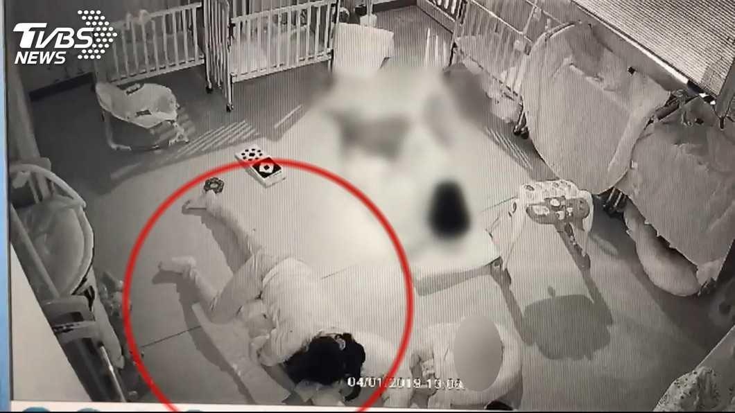 Bé tử vong do bảo mẫu ngủ đè lên người ảnh 1 Be tu vong do bao mau ngu de len nguoi anh 1
