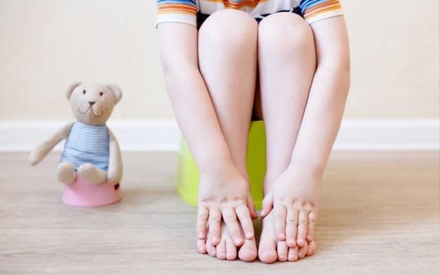 Tao bon do an vat thuong xuyen, cau be bi tut hau mon hinh anh