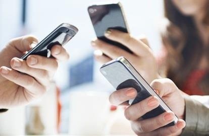 Tac hai khi 'dan mat' vao dien thoai moi ngay hinh anh