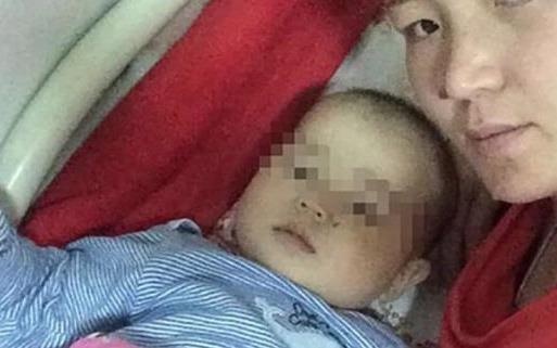 Be 10 thang tuoi suyt tu vong vi y ta rua ruot bang nuoc soi hinh anh