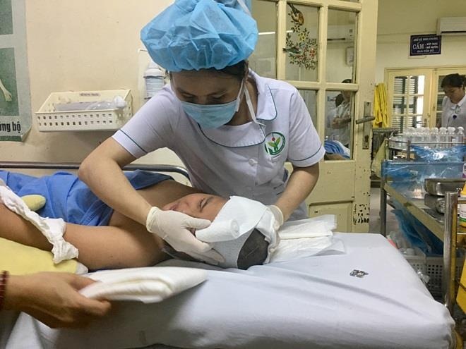 nam sinh bị cọc sắt ghim trúng đầu ảnh 1 nam sinh bi coc sat ghim trung dau anh 1