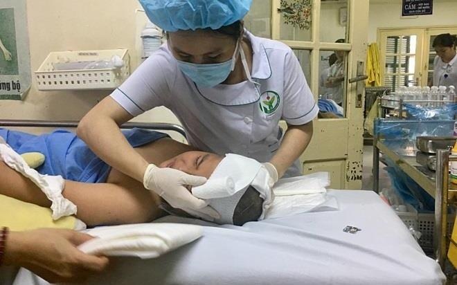 HS bi cot nhay cao ghim trung dau trong gio the duc phai mo lan 2 hinh anh