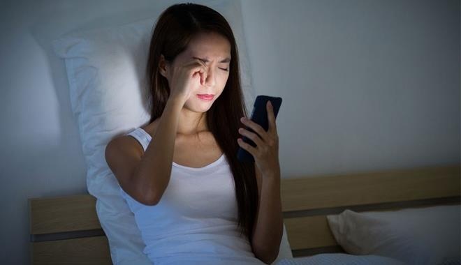 dùng điện thoại trước khi ngủ ảnh 1 dung dien thoai truoc khi ngu anh 1
