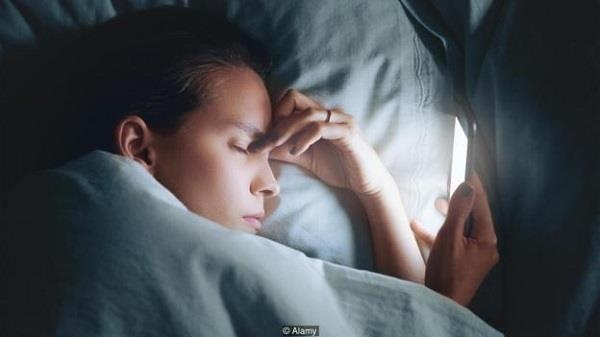 dùng điện thoại trước khi ngủ ảnh 3 dung dien thoai truoc khi ngu anh 3
