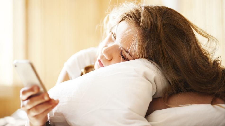 dùng điện thoại trước khi ngủ ảnh 4 dung dien thoai truoc khi ngu anh 4