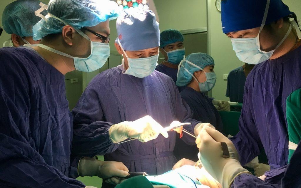 Thay khop hang cho cu ong 100 tuoi bi gay co xuong dui hinh anh