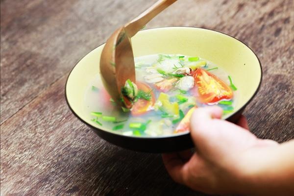 Thoi quen an com chan canh gay tranh cai cua nguoi Viet hinh anh